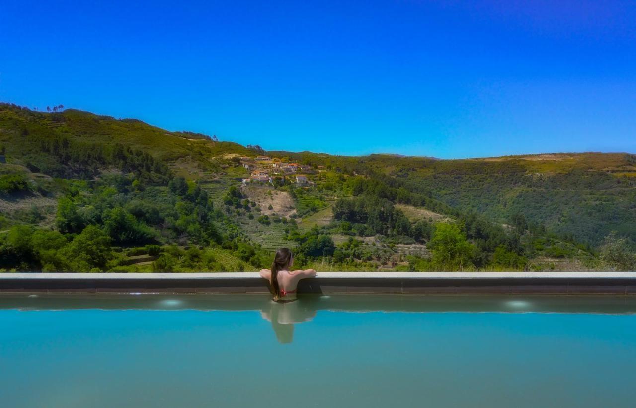 Mw Douro Wine & Spa Hotel Santa Marta de Penaguião Exterior foto A woman in a swimming pool