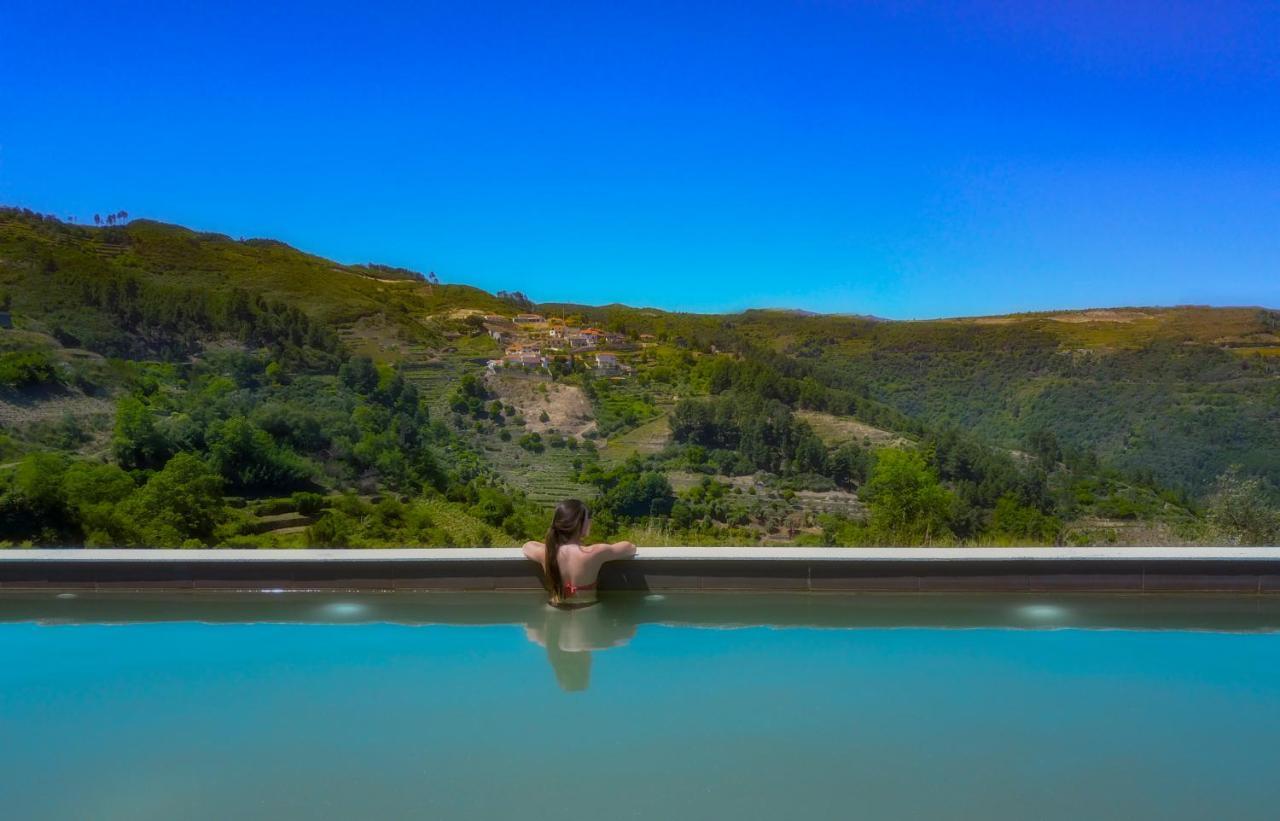 Mw Douro Wine & Spa Santa Marta de Penaguião Exterior foto A woman in a swimming pool