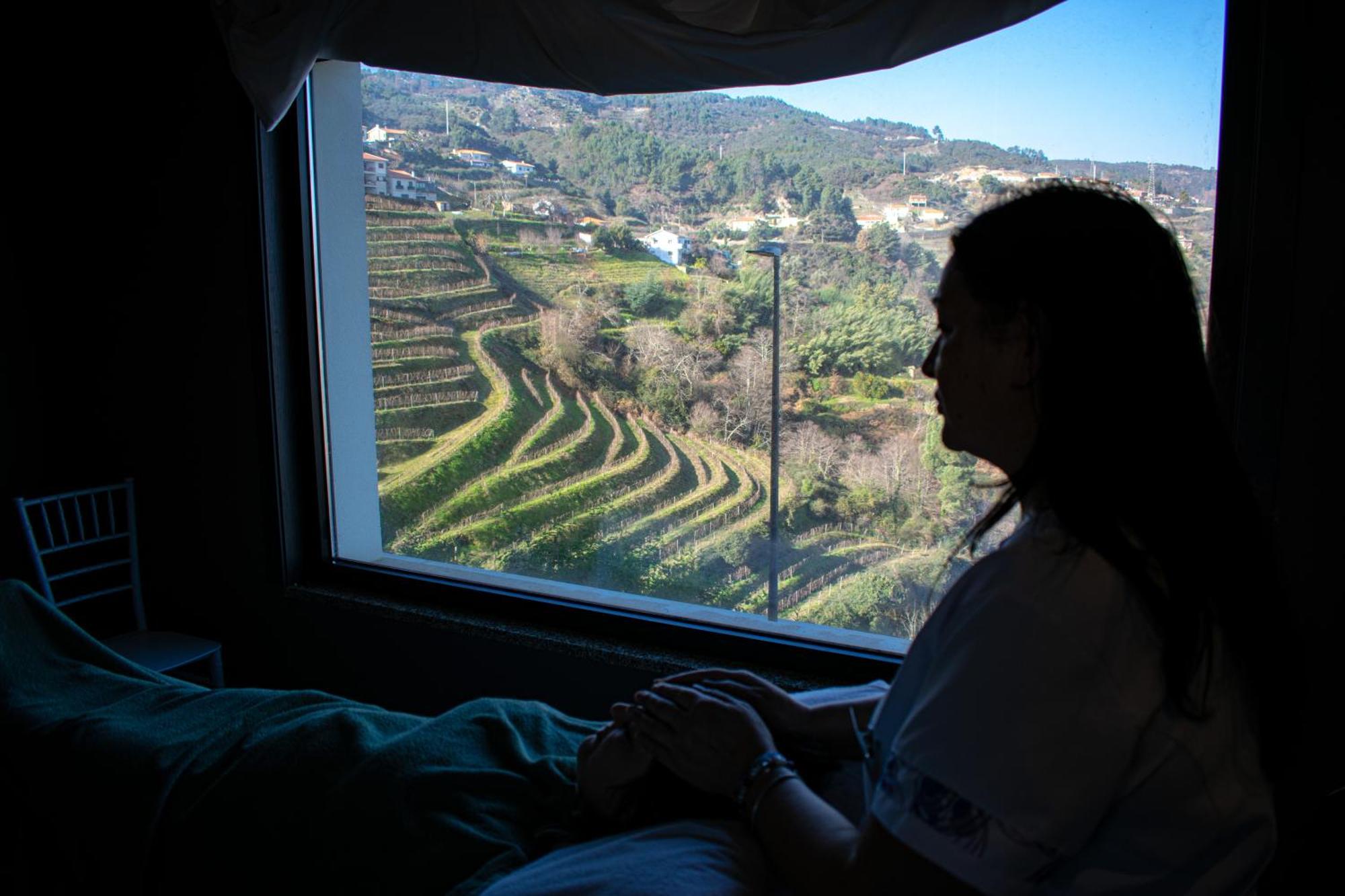 Mw Douro Wine & Spa Hotel Santa Marta de Penaguião Exterior foto A woman looking out of a window