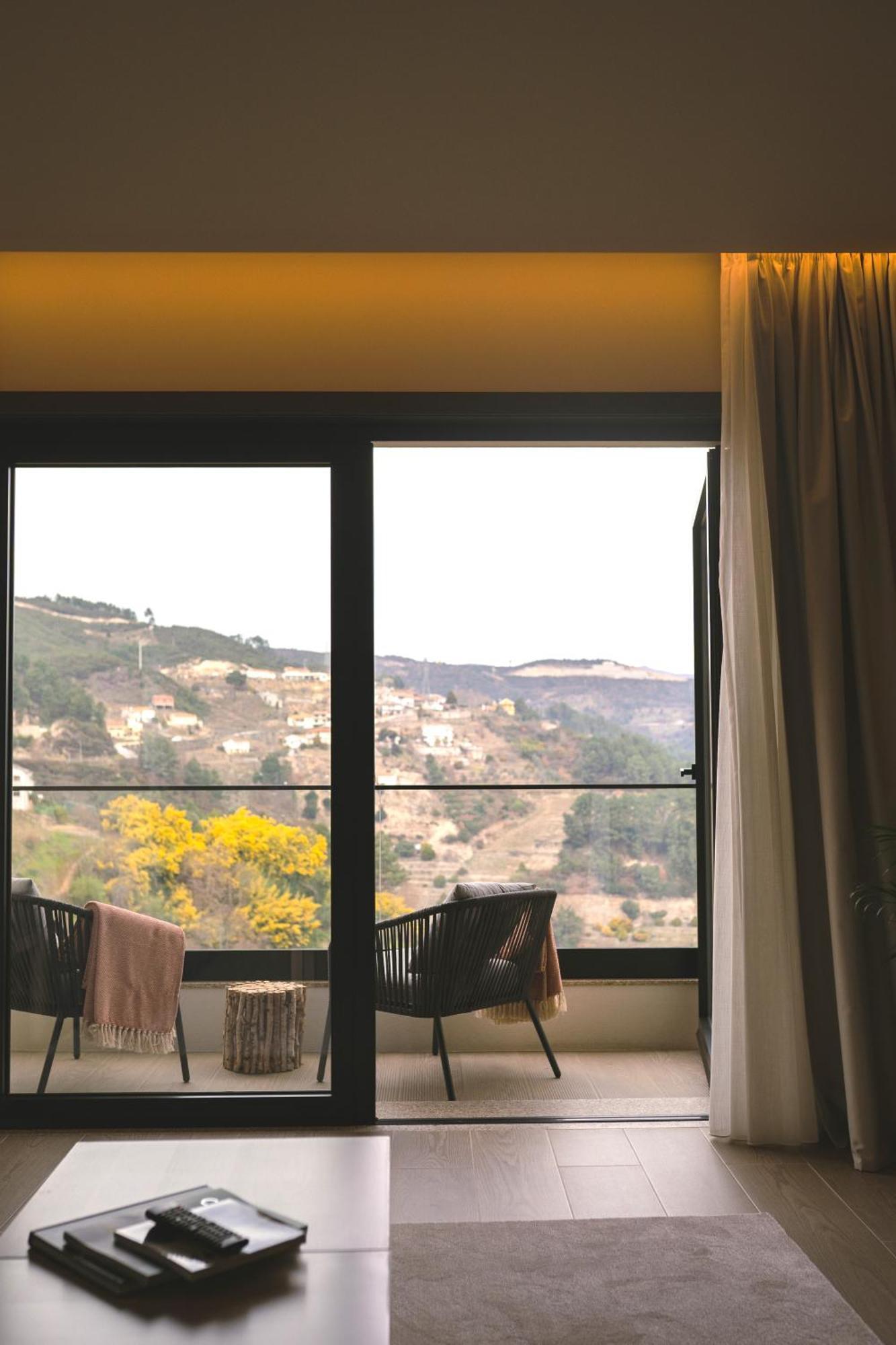 Mw Douro Wine & Spa Santa Marta de Penaguião Exterior foto View of the village from the hotel
